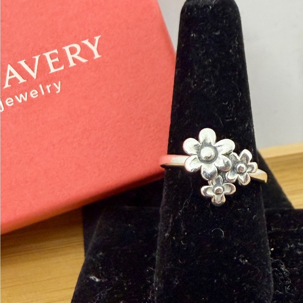 JAMES AVERY Sterling Silver Three Flowers Daisy Floral Cluster Ring RETIRED; 7.5